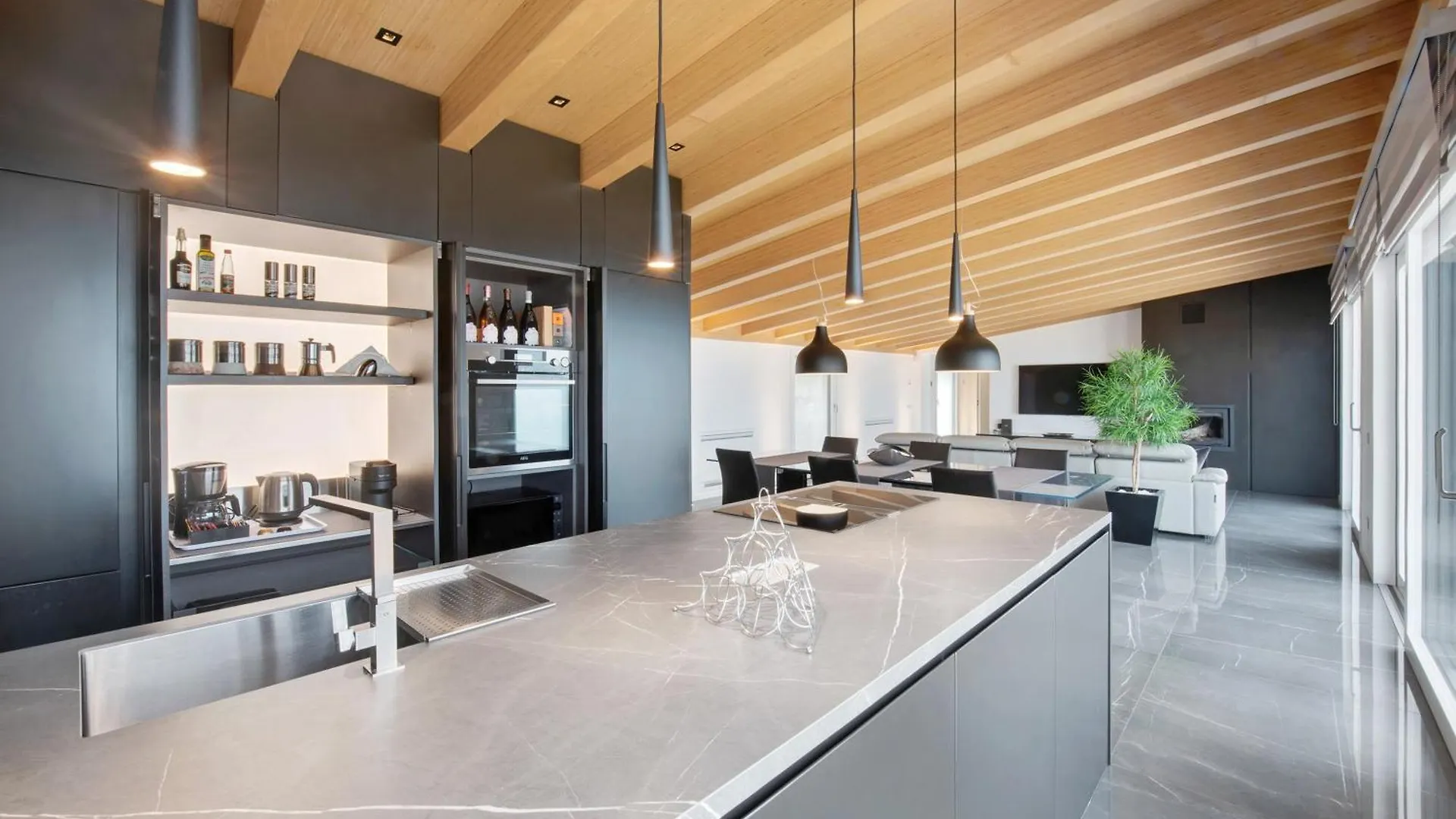Luxury Lakefront Penthouse 勒泽诺 意大利