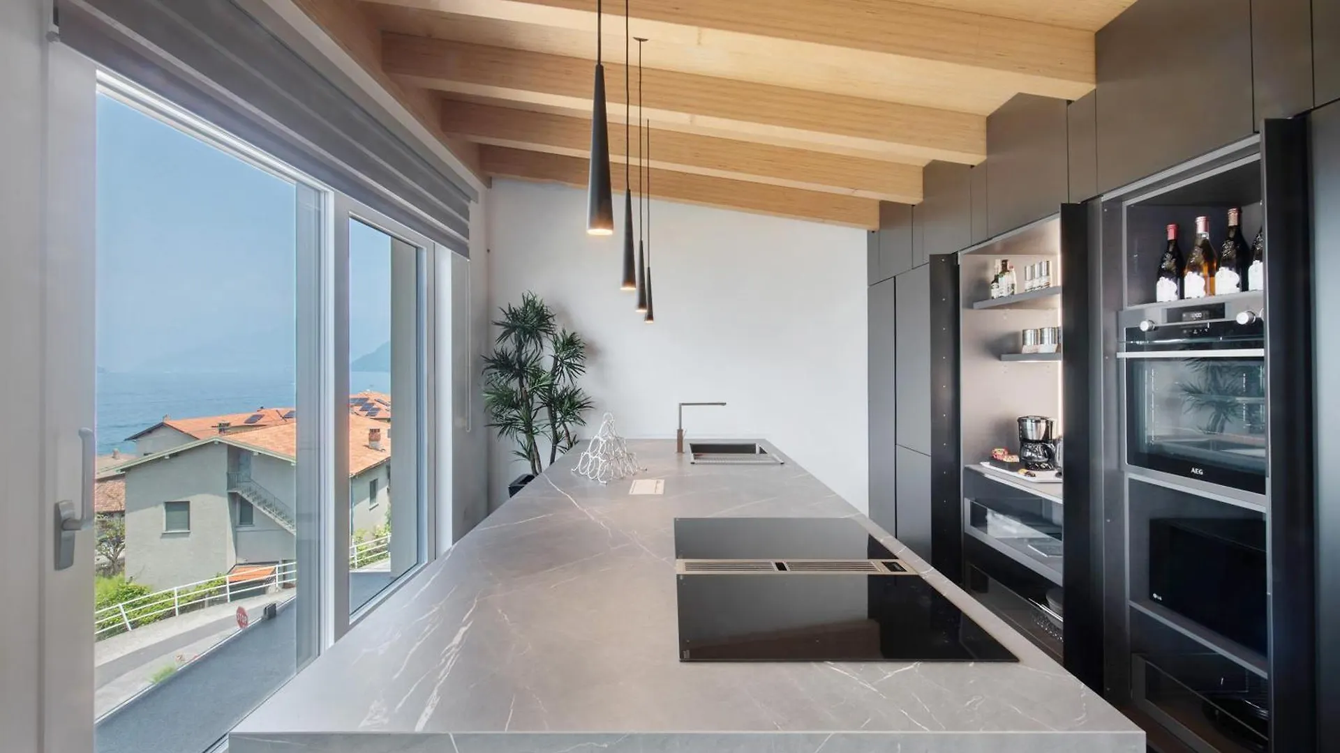Luxury Lakefront Penthouse 勒泽诺 意大利