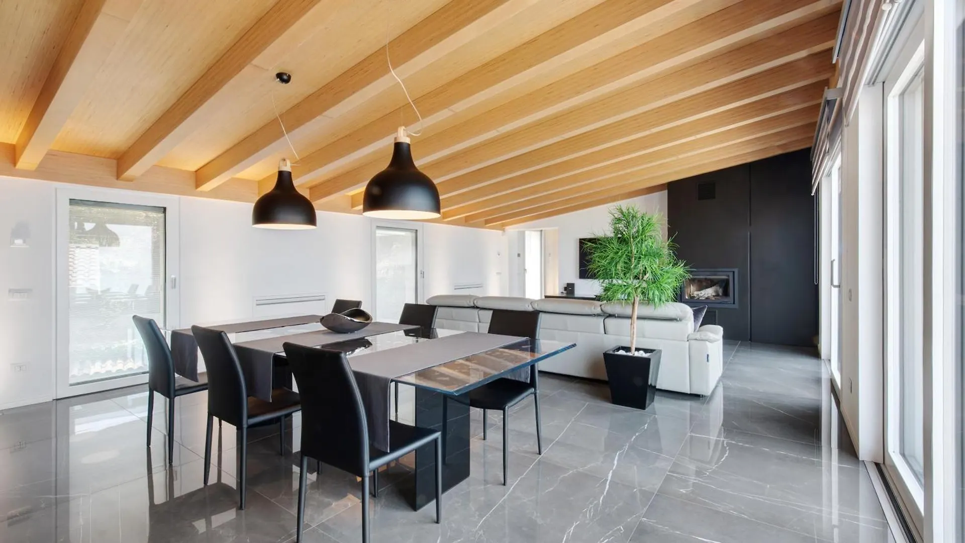 Luxury Lakefront Penthouse Lezzeno 0*,