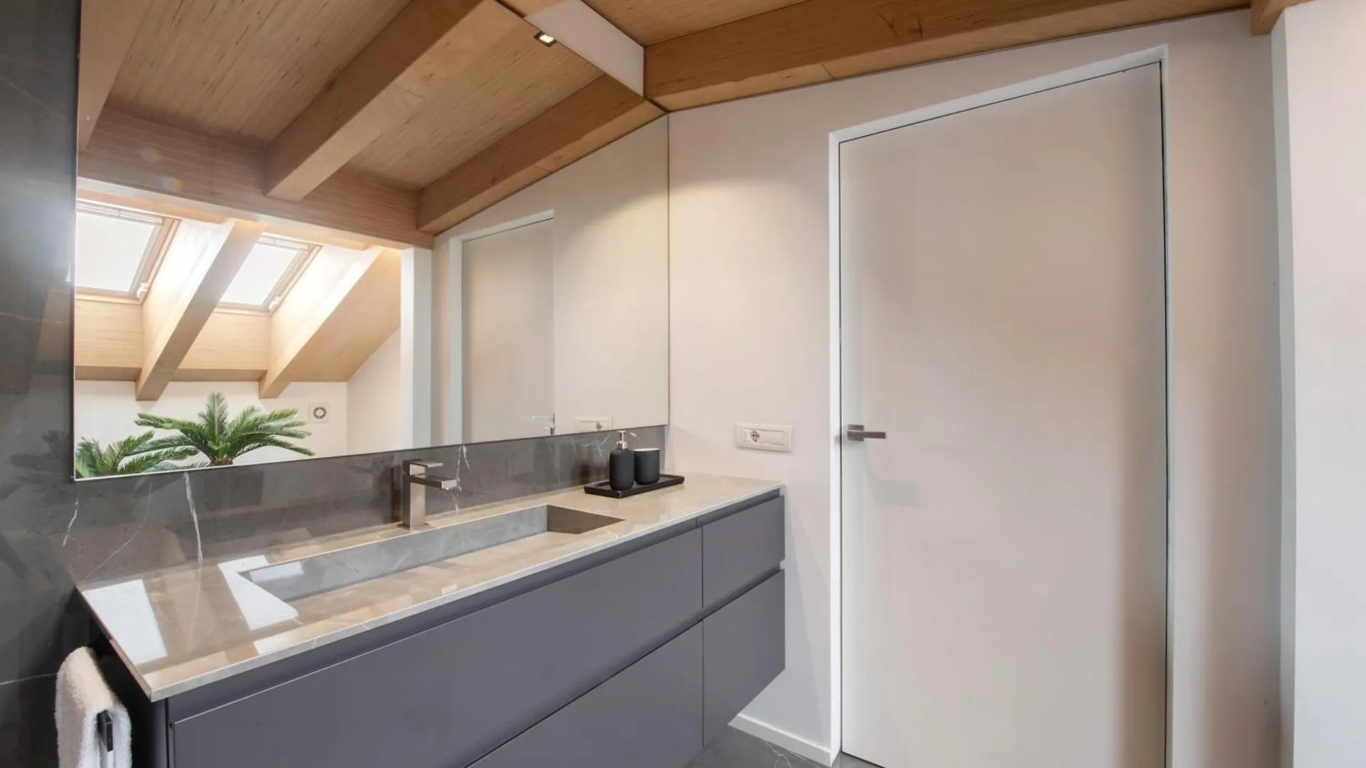 Luxury Lakefront Penthouse 勒泽诺 0*,  意大利