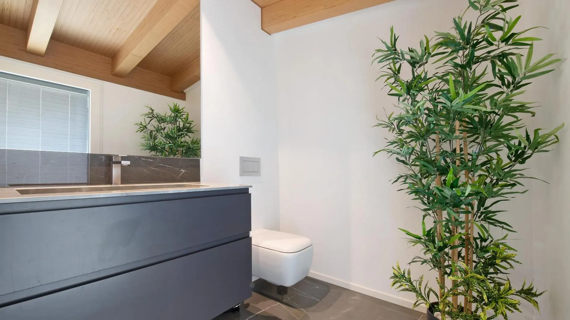 Luxury Lakefront Penthouse 勒泽诺 公寓