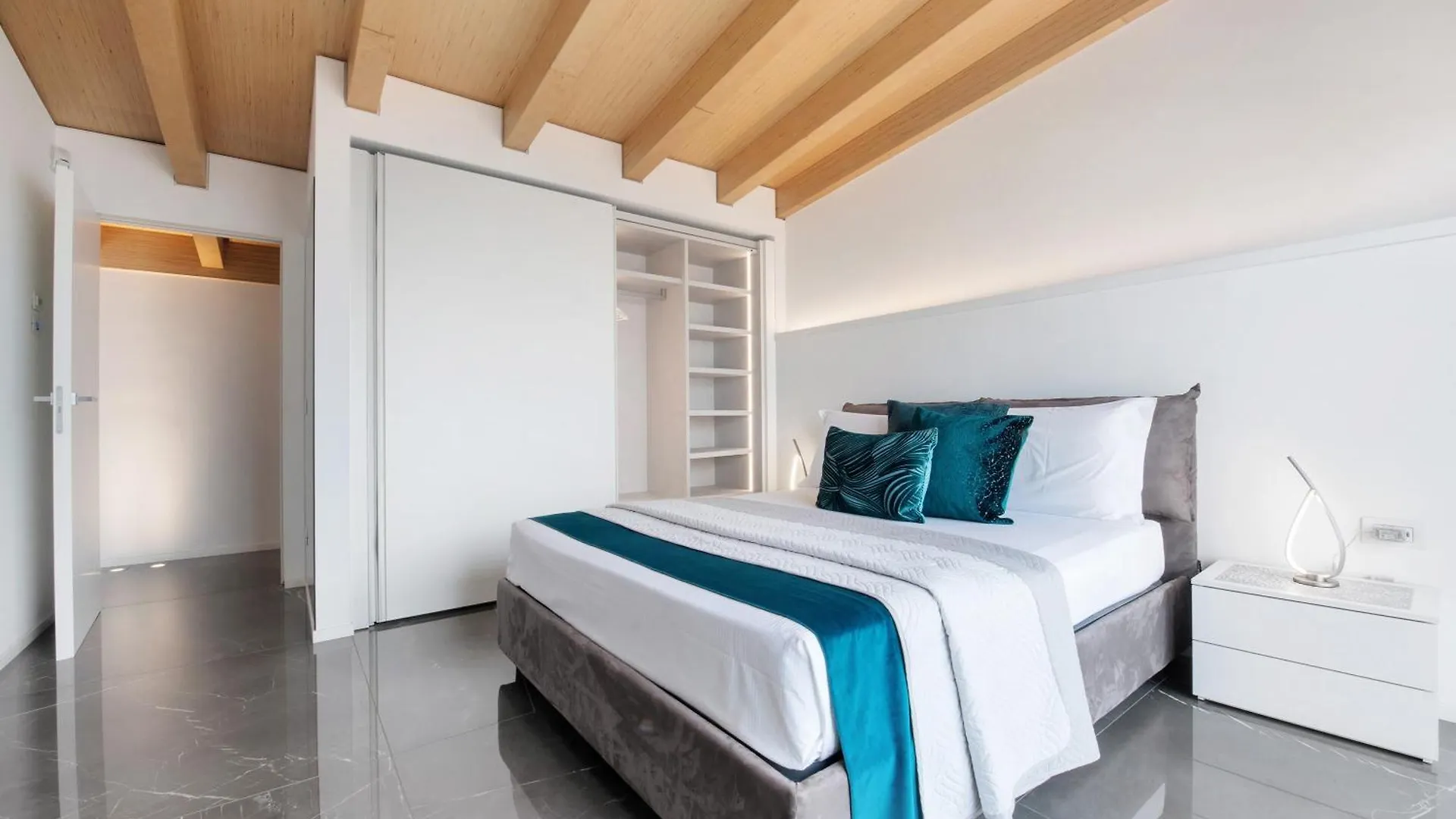Luxury Lakefront Penthouse 勒泽诺