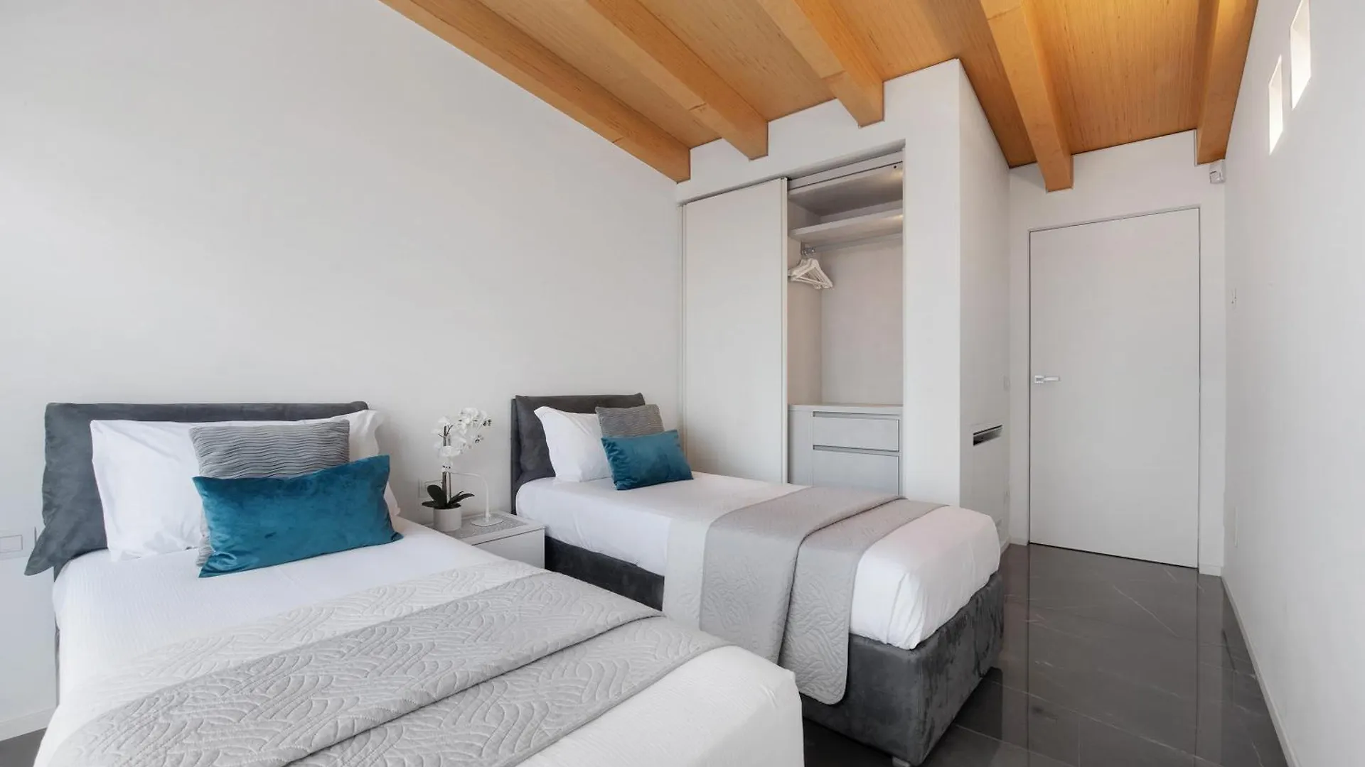 Luxury Lakefront Penthouse Lezzeno 0*,